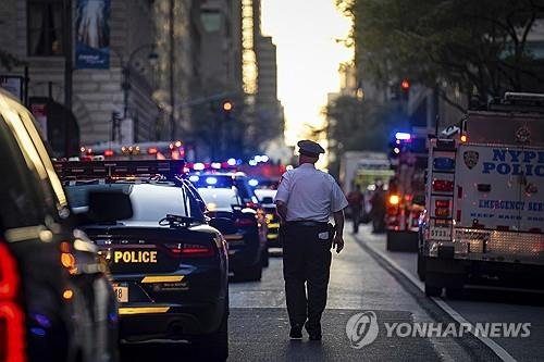 맨해튼 범행 현장 부근의 뉴욕경찰 차량들 (출처=연합뉴스)
