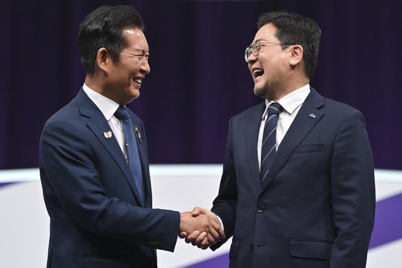 정청래(왼쪽), 박찬대 더불어민주당 당대표 후보들이 29일 오후 서울 마포구 MBC에서 열린 TV토론회에 참석해 기념 촬영하고 있다. (공동취재) 2025.7.29/뉴스1 ⓒ News1 신웅수 기자
