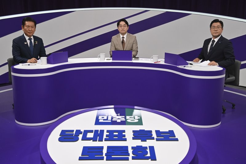 정청래, 박찬대 더불어민주당 당대표 후보들이 29일 오후 서울 마포구 MBC에서 열린 TV토론회에 참석해 기념 촬영하고 있다. (공동취재) 2025.7.29/뉴스1 ⓒ News1 신웅수 기자