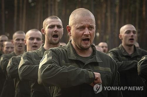 훈련받는 우크라이나 신병 (출처=연합뉴스)
