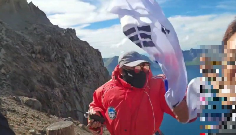[서울=뉴시스] 우리나라의 한 유튜버가 백두산 천지에서 태극기를 흔들다 현지 공안에게 제지당하는 일이 벌어졌다. (사진='시수기릿' 유튜브 채널 캡처) 2025.07.29 *재판매 및 DB 금지