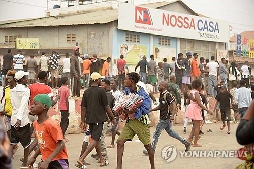 28일(현지시간) 상점 약탈 등 폭동으로 번진 앙골라 연료 가격 인상 항의 시위 (출처=연합뉴스)