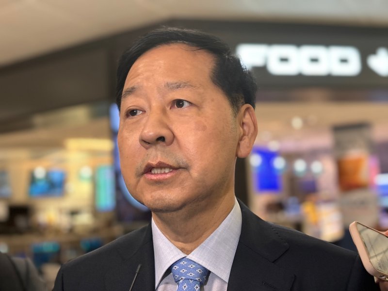 [워싱턴=뉴시스]이윤희 특파원 = 구윤철 경제부총리 겸 기획재정부 장관이 미국과 관세협상을 위해 29일(현지 시간) 워싱턴DC 인근 덜레스국제공항으로 입국하며 특파원들 질문에 답하고 있다. 2025.07.30.