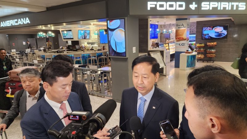 미국에 도착해 취재진 만나는 구윤철 부총리 겸 기획재정부 장관 (출처=연합뉴스)