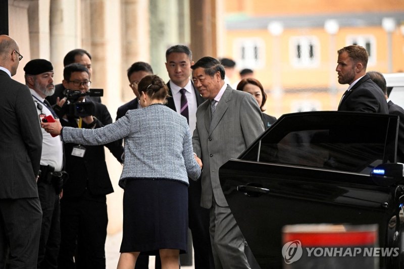 협상장 입장하는 허리펑 중국 부총리 (출처=연합뉴스)