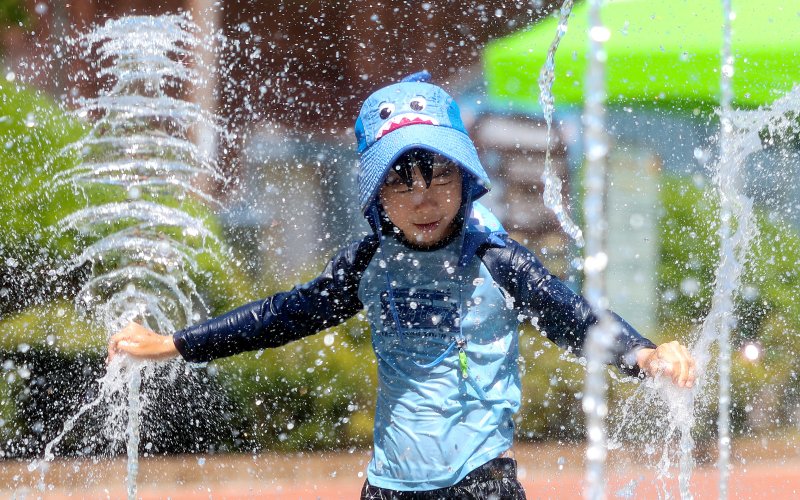[경산=뉴시스] 이무열 기자 = 폭염이 연일 계속되고 있는 29일 경북 경산시 중방동 남매근린공원 물놀이장 바닥분수에서 한 어린이가 물놀이를 하고 있다. 2025.07.29. lmy@newsis.com