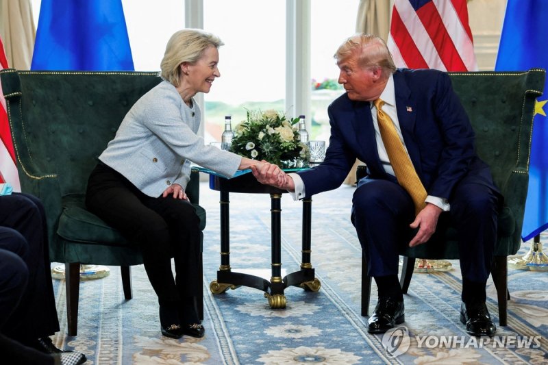도널드 트럼프 미국 대통령과 우르줄라 폰데어라이엔 EU 집행위원장 (출처=연합뉴스)