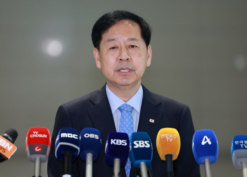 [인천공항=뉴시스] 이영환 기자 = 한미 관세협상을 앞둔 구윤철 경제부총리 겸 기획재정부 장관이 29일 오전 인천국제공항 제2여객터미널에서 미국 워싱턴D.C. 출국을 앞두고 발언을 하고 있다. 2025.07.29. 20hwan@newsis.com