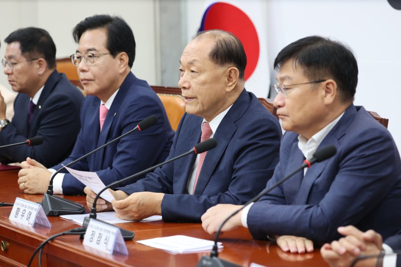 [서울=뉴시스] 조성봉 기자 = 황우여 국민의힘 선거관리위원회 위원장이 14일 서울 여의도 국회에서 열린 당 대표 및 최고위원 선출 선거관리위원회 위촉장 수여식에서 발언하고 있다.(사진=국민의힘 제공) 2025.07.14. photo@newsis.com