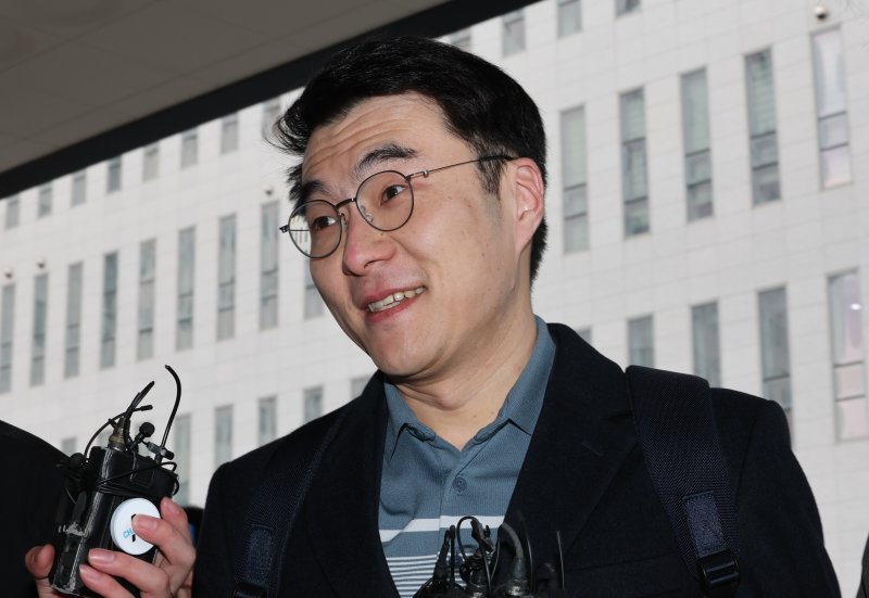 김남국 전 더불어민주당 의원이 10일 오후 서울 양천구 서울남부지방법원에서 열린 ‘허위 재산 신고' 관련 1심 선고에 출석하고 있다. 국회의원 시절 99억 원에 달하는 가상자산 보유 사실을 숨기려 허위로 재산을 신고한 혐의로 법정에 선 김 전 의원은 이번 1심에서 무죄를 선고 받았다. 2025.2.10/뉴스1 ⓒ News1 박세연 기자