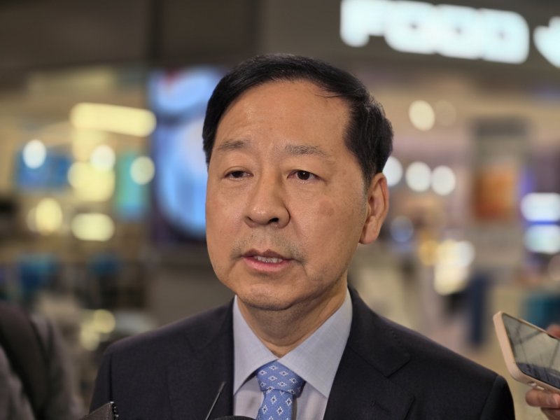 구윤철 경제부총리 겸 기획재정부 장관이 29일(현지시간) 미국 워싱턴DC 인근 덜레스국제공항을 통해 입국하며 한국 기자들이 질문에 답하고 있다. 오는 8월 1일부터 상호관세 발효가 예정된 가운데, 구 부총리는 한미 무역 협상이 타결될 수 있도록 최선을 대해 노력하겠다고 밝혔다. ⓒ News1 류정민 특파원