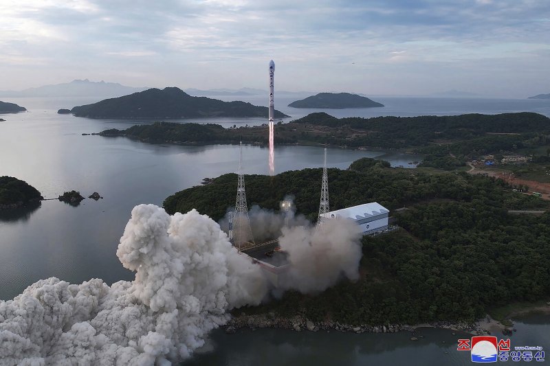 [철산군(평안북도)=조선중앙통신·AP/뉴시스]지난 2023년 5월31일 북한이 서해위성발사장에서 만리경-1호 정찰위성을 발사하는 장면. 서해위성 발사장의 항만 공사가 빠르게 진처되고 있다. 2025.7.30.