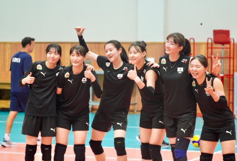 6대 6 연습경기 승리 후 기뻐하는 여자배구 대표팀 선수들 (출처=연합뉴스)
