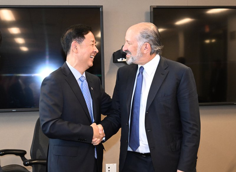 [한미 통상협의차 미국 워싱턴D.C.를 방문 중인 구윤철 부총리 겸 기획재정부 장관이 29일(현지시간) 김정관 산업통상자원부장관 및 여한구 통상교섭본부장과 함께 미국 상무부에서 하워드 러트닉 상무라이브 바카라사이트 통상협의에 앞서 악수하며 인사하고 있다. 사진=기재부