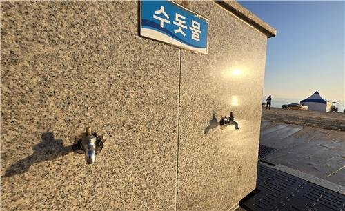 수돗물 꼭지 빼놓은 수도 (출처=연합뉴스)