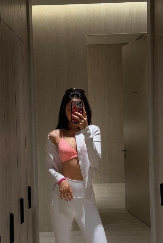 손나은, 필라테스로 다져진 완벽 몸매…군살 제로 요가복 핏