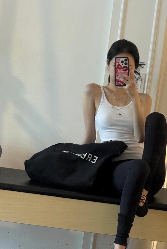 손나은, 필라테스로 다져진 완벽 몸매…군살 제로 요가복 핏