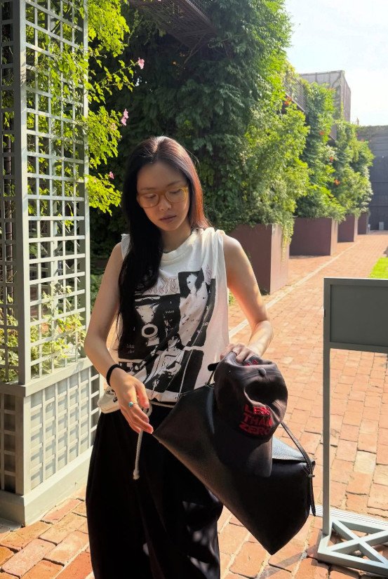 손나은, 필라테스로 다져진 완벽 몸매…군살 제로 요가복 핏