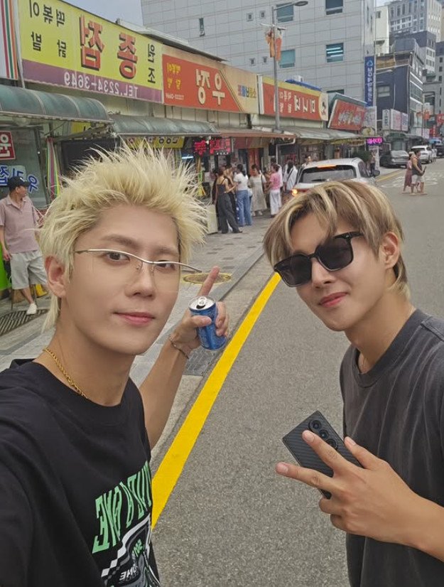SS501 김현중, 김규종과 떡볶이 골목 인증샷 "뿌듯하고 기뻐" [N샷]