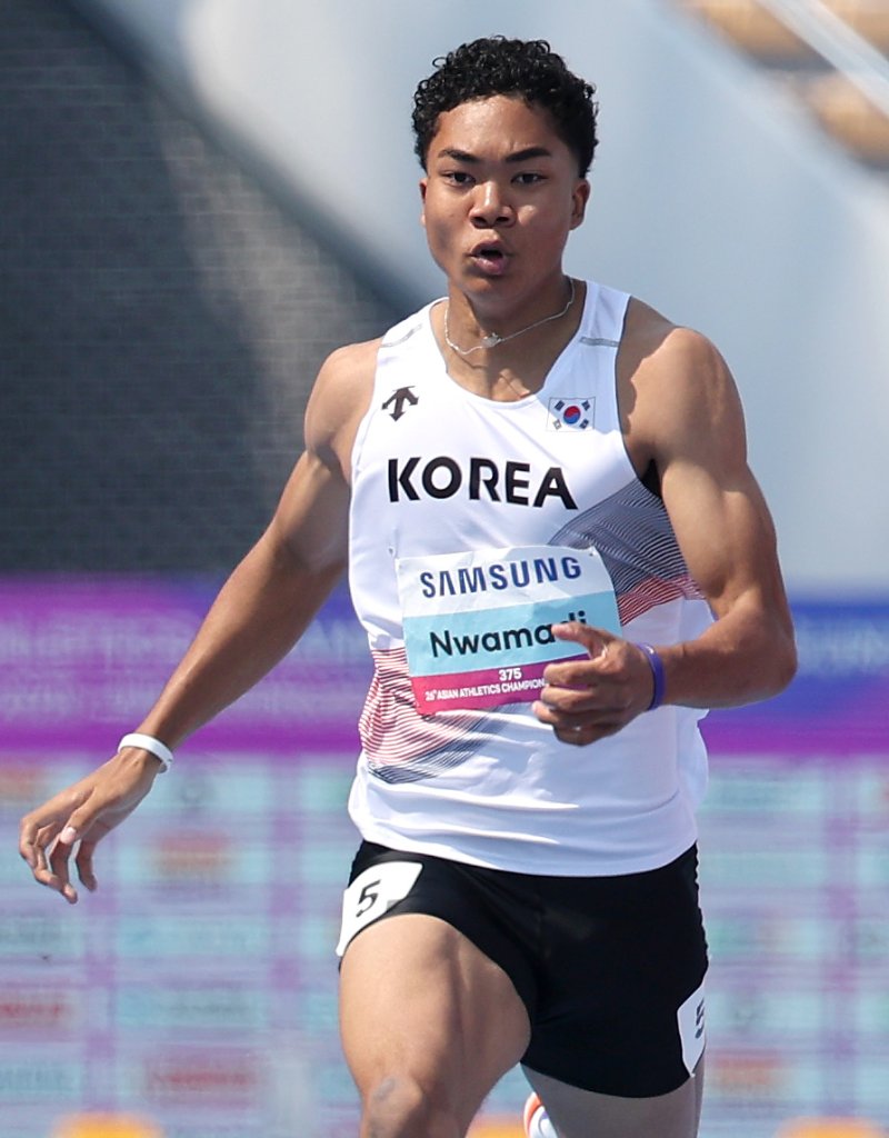 [구미=뉴시스] 이무열 기자 = 나마디 조엘진(예천군청)이 27일 경북 구미시민운동장에서 열린 2025 구미 아시아육상경기선수권대회 남자 100m 예선에서 역주하고 있다. 나마디 조엘진(예천군청)은 10.381초로 준결승에 진출한다. 2025.05.27. lmy@newsis.com