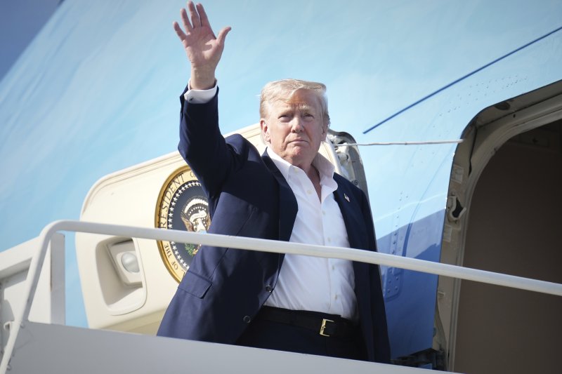 [모레이=AP/뉴시스] 뉴욕타임스, NBC뉴스에 따르면 트럼프 대통령은 29일(현지 시간) 스코틀랜드에서 나흘간 일정을 마치고 귀국하는 에어포스원 기내에서 기자들과 만나 "가자지구에 추가 식량 배분 센터가 '매우 곧, 아주 곧' 설치될 것"이라면서도 미국의 구체적 역할에 대해선 불확실하다고 밝혔다. 사진은 도널드 트럼프 미국 대통령. 2025.07.30.