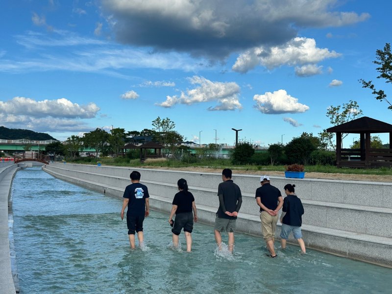 [안동=뉴시스] 낙동강변에 조성된 '물속 걷는 길' (사진=안동시 제공) 2025.07.30. photo@newsis.com *재판매 및 DB 금지