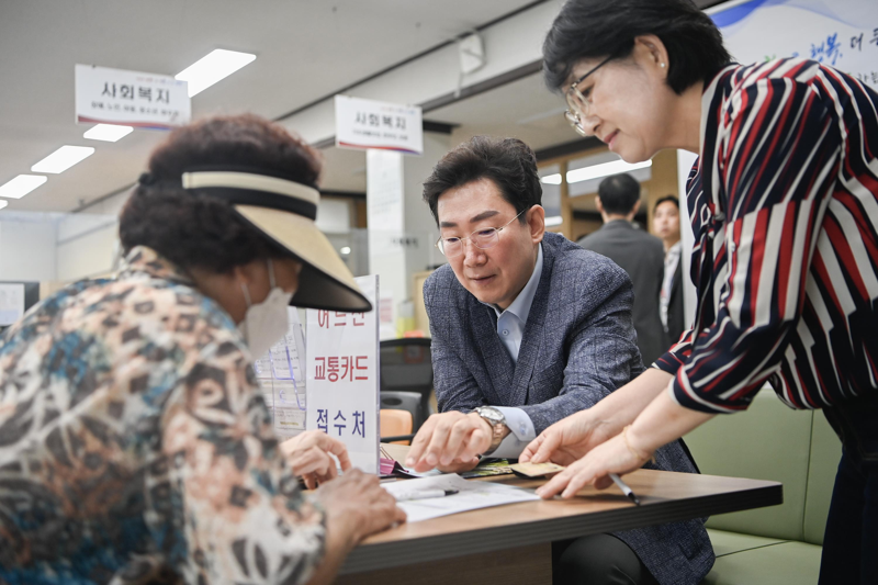 원강수 원주시장이 지난 18일 명륜1동을 방문, 이동시장실을 운영하며 민원인을 돕고 있다. 원주시 제공