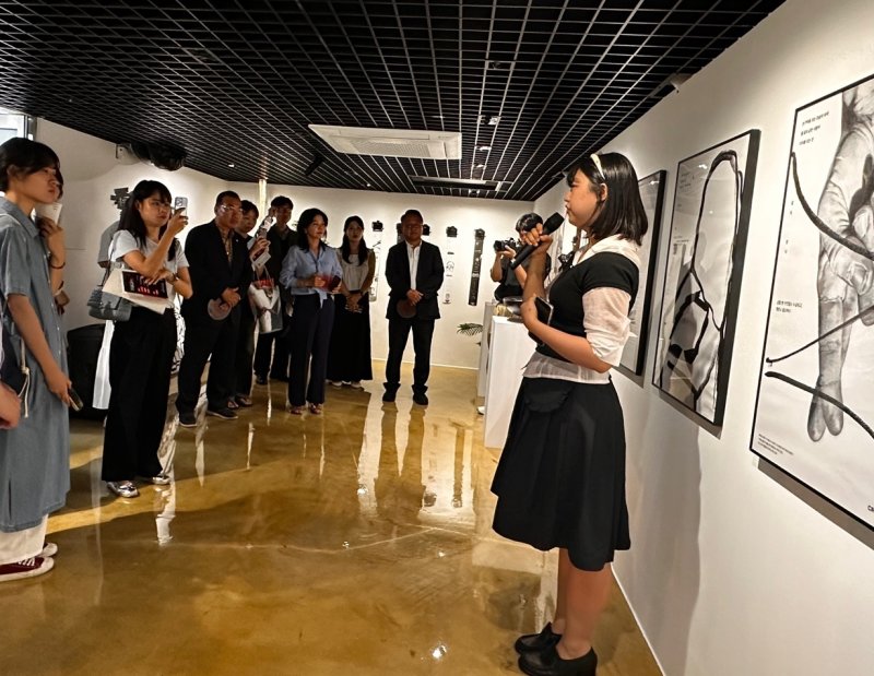 [대구=뉴시스] 지난 29일 대구 북구 청문당에서 열린 청년예술가지원사업 'Z to A, 2025'에서 김보미 작곡가가 작품을 설명하고 있다. (사진=행복북구문화재단 제공) 2025.07.30. photo@newsis.com *재판매 및 DB 금지