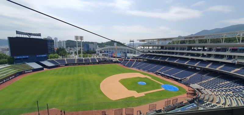 [창원=뉴시스] 강경국 기자 = 경남 창원시와 창원시설공단이 19일 창원NC파크 마산구장에서 시설 보수 부분(관중석 상부에 위치한 NC 구단 홍보용 간판과 조명등에 대한 고정 상태 불량은 용접과 실리콘 처리, 나사 풀림 방지제 도포, 관중석 난간에 설치된 강화유리 1개 안정성 확인)에 대해 언론에 공개하고 있다. 2025.05.19. kgkang@newsis.com