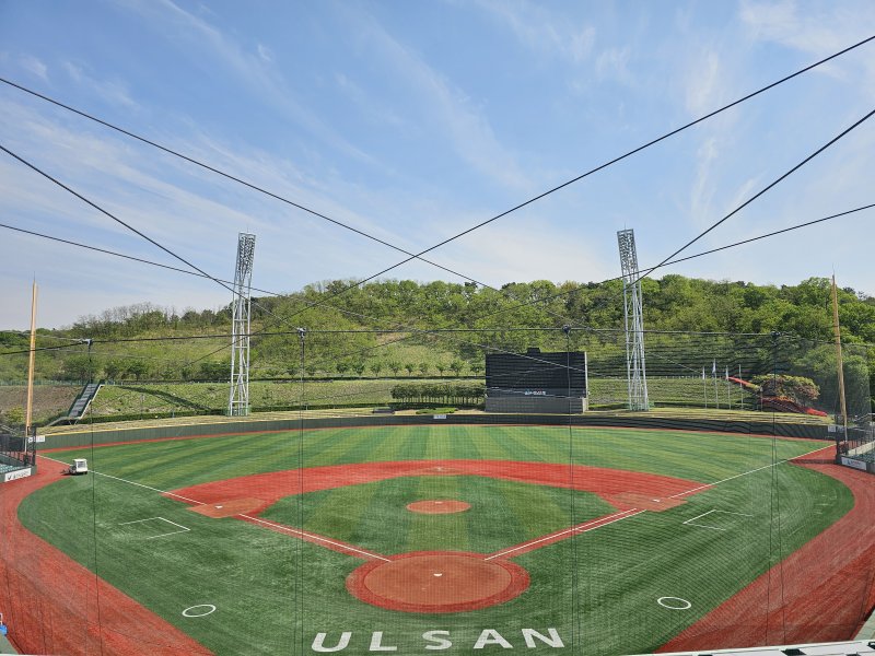 [울산=뉴시스] 울산시설공단(이사장 김규덕)은 프로야구 경기 준비를 위해 문수야구장의 인조잔디와 안전 보호매트를 교체했다고 30일 밝혔다. (사진= 울산시설관리공단 제공) 2025.04.30.photo@newsis.com *재판매 및 DB 금지