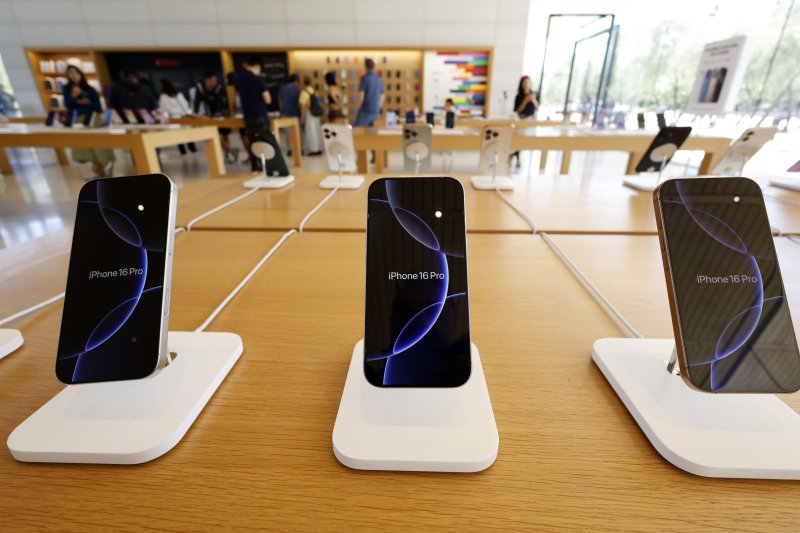 애플 아이폰 16 프로 스마트폰이 7월 29일(현지시간) 미국 캘리포니아주 쿠퍼티노 애플 본사에 전시돼 있다. EPA 연합