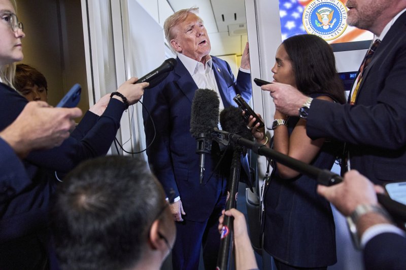 미국의 도널드 트럼프 대통령이 29일(현지시간) 영국을 떠나는 전용기에서 기자들의 질문에 답하고 있다.AP뉴시스