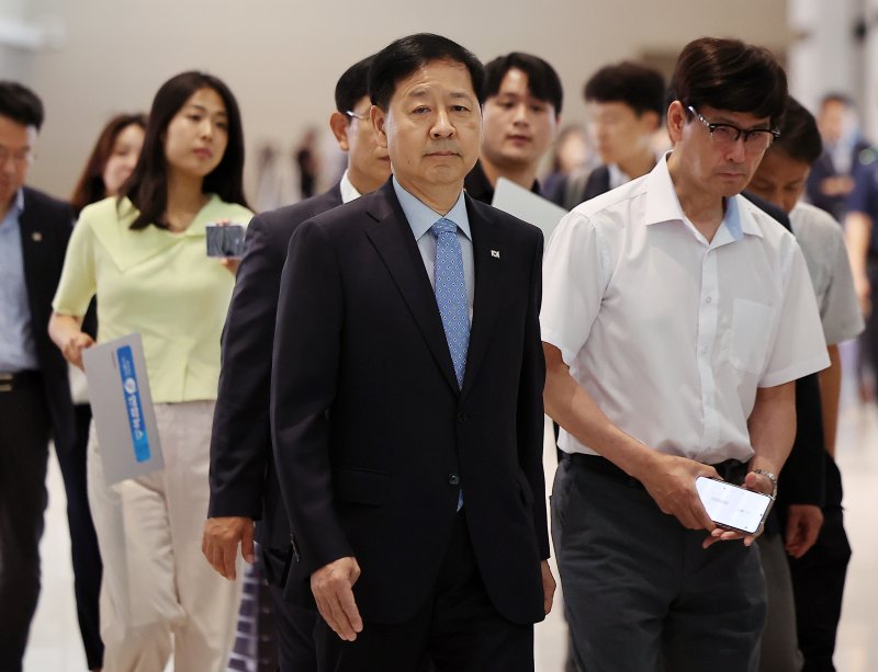 구윤철 경제부총리 겸 기획재정부 장관이 29일 오전 인천국제공항 제2터미널을 통해 미국으로 출국하고 있다. 구 부총리는 미국이 예고한 상호관세 25% 발효일(8월 1일) 하루 전날인 오는 31일(현지시간) 미국 워싱턴DC에서 스콧 베선트 미 재무장관과 만나 막판 한미 통상 협상 타결에 나선다. 2025.7.29/뉴스1 ⓒ News1 김진환 기자