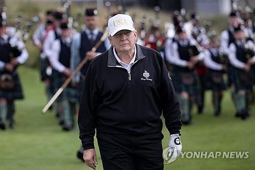 29일 스코를랜드에서 골프 즐기는 트럼프 (출처=연합뉴스)
