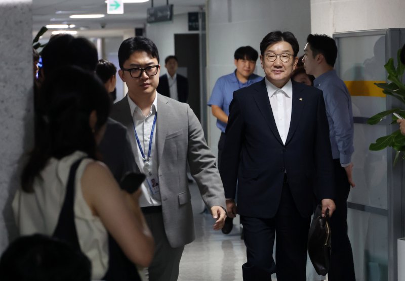 [서울=뉴시스] 조성봉 기자 = 권성동 국민의힘 의원이 지난 18일 서울 여의도 국회 의원회관에서 김건희 특검의 압수수색이 진행중인 자신의 의원실로 이동하고 있다. 2025.07.18. suncho21@newsis.com