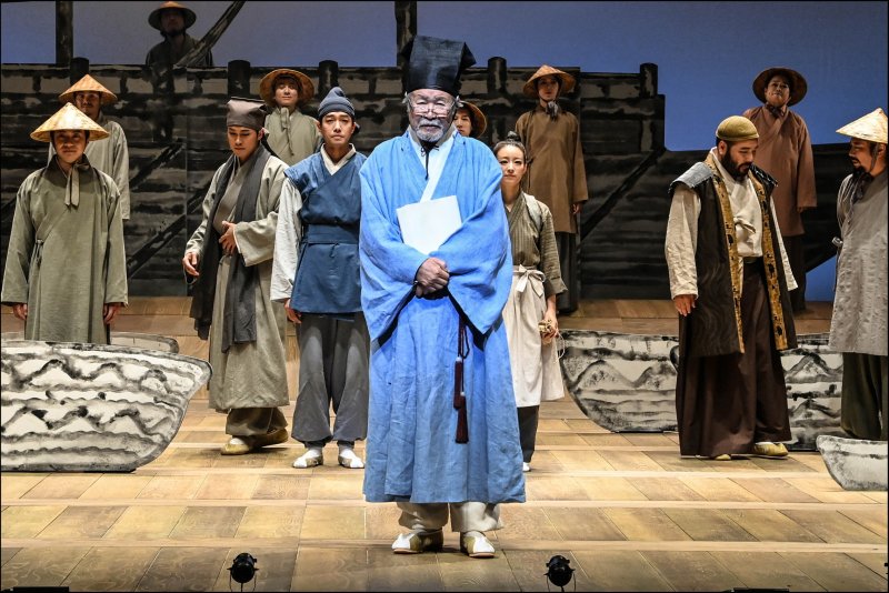 원로 배우 이호재는 노(老) 최척 역으로 극의 처음과 끝을 열고 닫으며 안내자 역할을 이어간다. 세종문화회관 제공