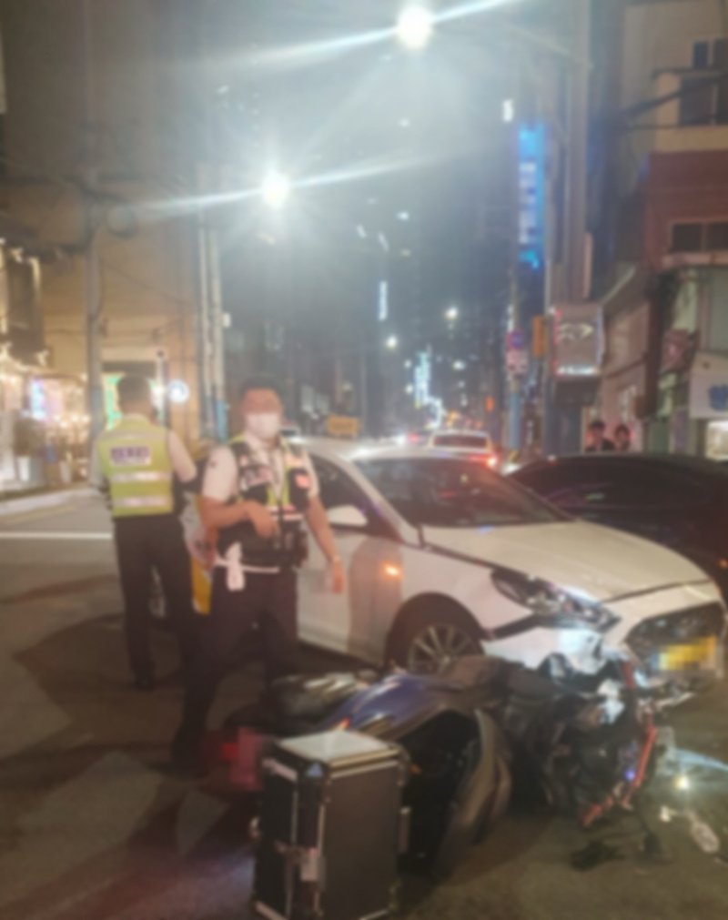 [부산=뉴시스] 30일 오전 부산 부산진구의 한 교차로에서 70대가 운전한 택시가 좌회전을 하던 중 맞은편에서 20대가 몰던 오토바이와 충돌했다. (사진=부산경찰청 제공) 2025.07.30. photo@newsis.com *재판매 및 DB 금지