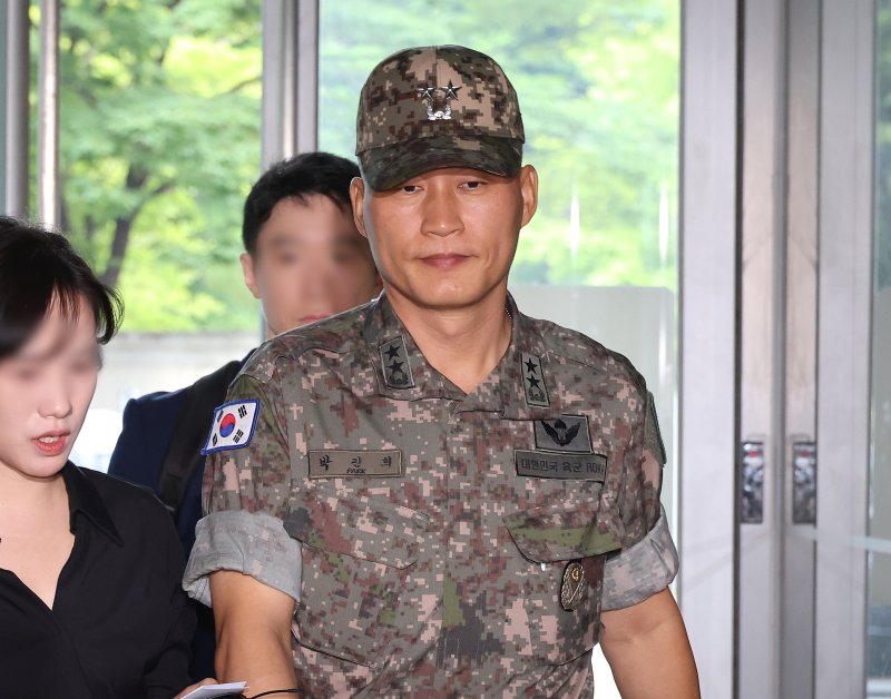 이종섭 전 국방부 장관의 최측근 참모였던 박진희 전 군사보좌관(현 육군 소장)이 30일 2차 조사를 위해 서울 서초구 순직해병특검 사무실에 출석하고 있다./사진=연합뉴스