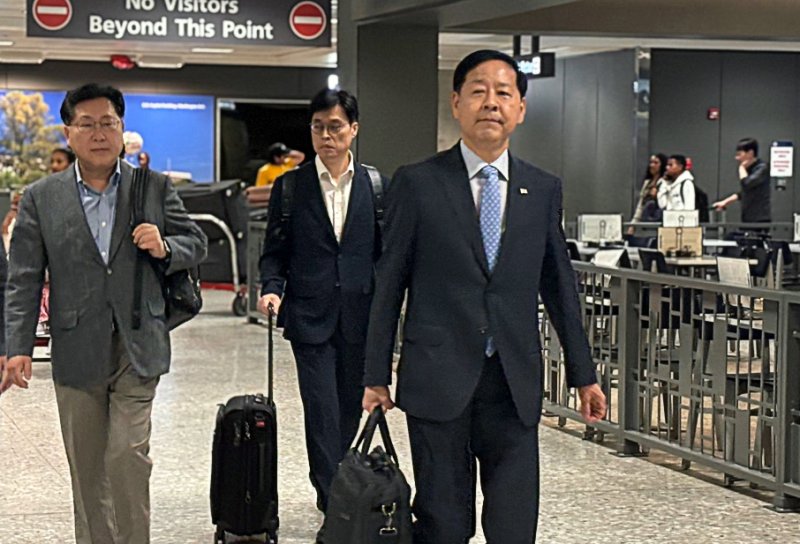 [워싱턴=뉴시스] 이윤희 특파원 = 구윤철 경제부총리 겸 기획재정부 장관이 미국과 관세협상을 위해 29일(현지 시간) 워싱턴DC 인근 덜레스국제공항으로 입국하고 있다. 2025.07.30. sympathy@newsis.com