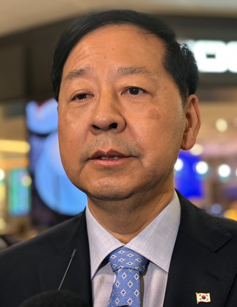 [워싱턴=뉴시스] 이윤희 특파원 = 구윤철 경제부총리 겸 기획재정부 장관이 미국과 관세협상을 위해 29일(현지 시간) 워싱턴DC 인근 덜레스국제공항으로 입국하며 특파원들 질문에 답하고 있다. 2025.07.30. sympathy@newsis.com