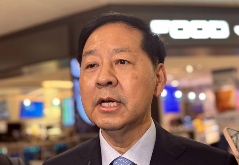 [워싱턴=뉴시스] 이윤희 특파원 = 구윤철 경제부총리 겸 기획재정부 장관이 미국과 관세협상을 위해 29일(현지 시간) 워싱턴DC 인근 덜레스국제공항으로 입국하며 특파원들 질문에 답하고 있다. 2025.07.30. sympathy@newsis.com