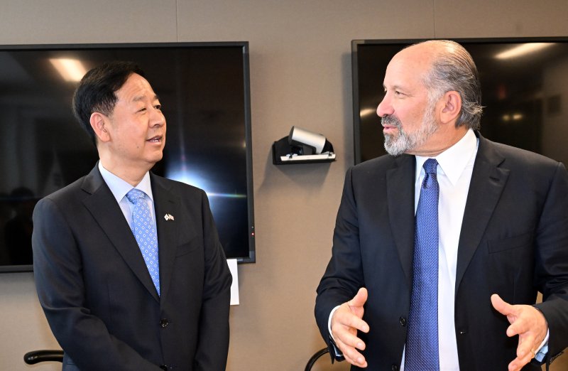 [서울=뉴시스] 한-미 통상협의차 미국 워싱턴DC를 방문 중인 구윤철 부총리 겸 기획재정부 장관이 29일(현지시간) 미국 상무부에서 하워드 러트닉 상무장관과 통상협의에 앞서 대화를 하고 있다. (사진=기획재정부 제공) 2025.07.30. photo@newsis.com *재판매 및 DB 금지