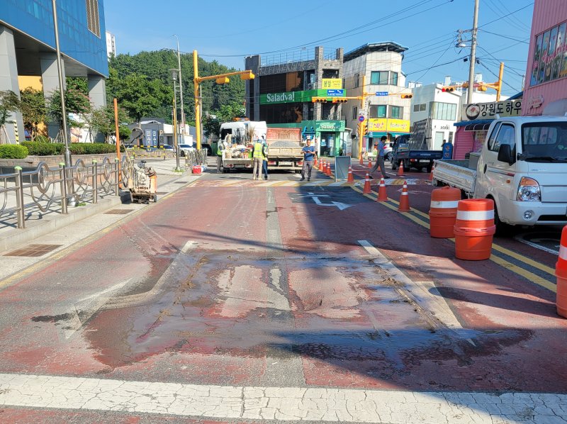 30일 오전 7시쯤 경북 포항시 북구 라한호텔 주변 도로에서 땅꺼짐 현상이 발생, 주변교통이 통제되고 있다. (독자제공, 제판매 및 DB금지) 2025.7.30/뉴스1