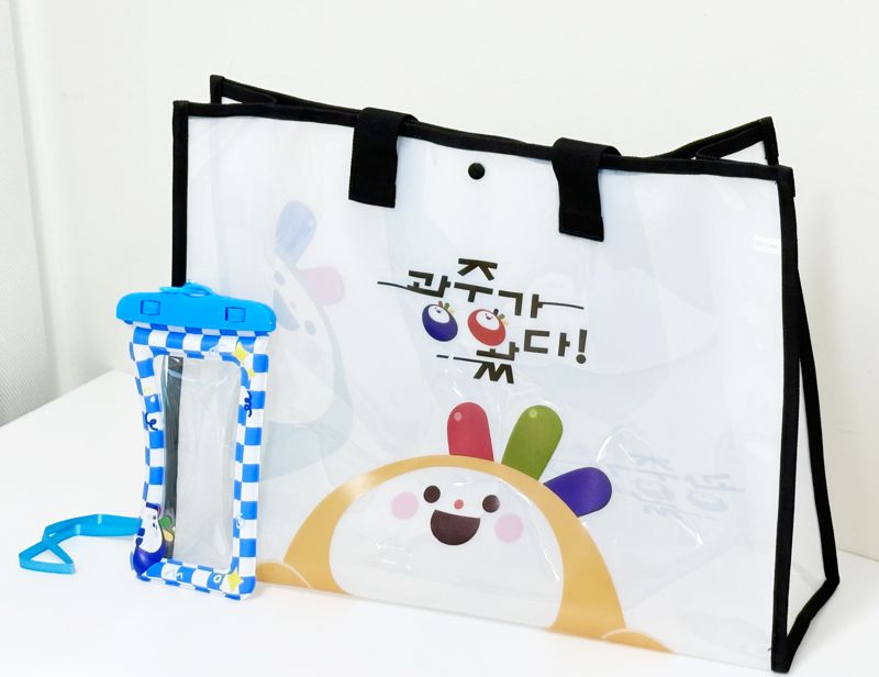 광주광역시가 여름 휴가철을 맞아 광주의 특색을 담은 물놀이 필수템 '바캉스 패키지' 상품<사진>을 오는 8월 1일부터 출시한다. 광주광역시 제공