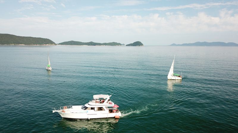 전남 완도군이 30일부터 오는 8월 14일까지 신지 명사십리 일원에서 해양 레저 스포츠 체험 프로그램을 무료로 운영한다. 완도군 제공