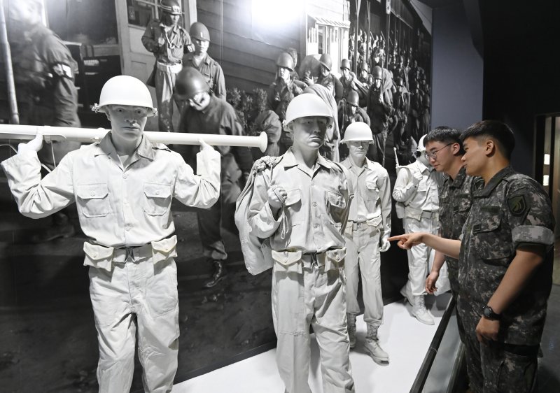 [오산=뉴시스] 김종택 기자 = 6·25 전쟁 75주년을 하루 앞둔 24일 경기 오산시 죽미령 평화공원내 유엔초전기념관을 찾은 육군제 51사단 장병들이 전시물을 살펴보고 있다. 2025.06.24. jtk@newsis.com