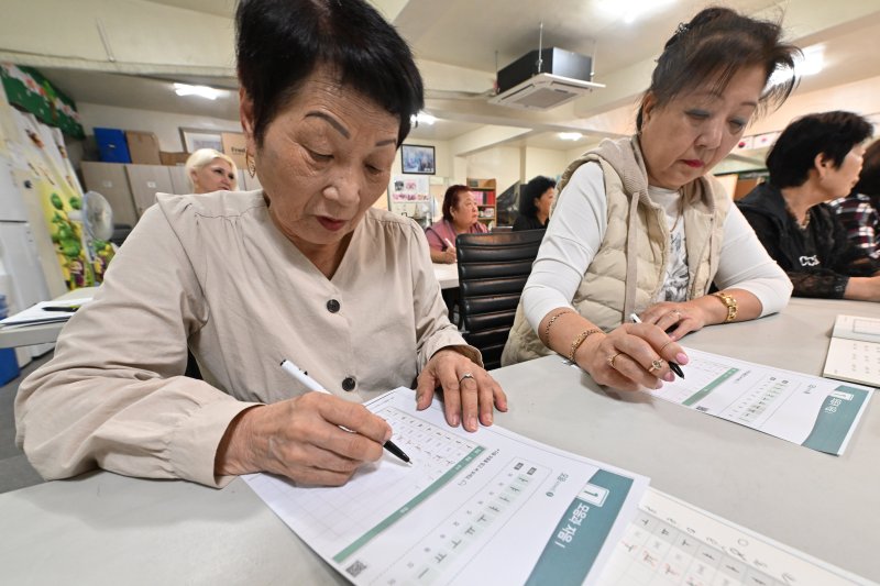 [광주=뉴시스] 제578돌 한글날을 하루 앞둔 2024년 10월8일 오전 광주 광산구 월곡동 고려인마을에서 우크라이나 전쟁 피난 고려인들이 한글 수업을 듣고 있다. (사진=뉴시스 DB). photo@newsis.com