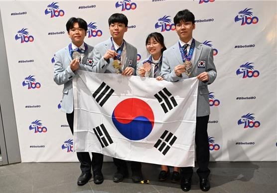 (왼쪽부터) 김현웅, 안영민, 윤정, 박성준 학생 (출처=연합뉴스)