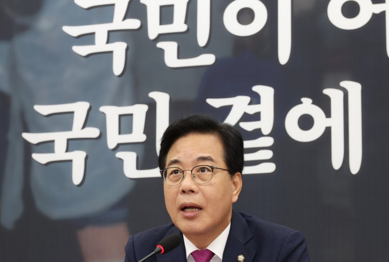 [서울=뉴시스] 김금보 기자 = 송언석 국민의힘 비상대책위원장 겸 원내대표가 28일 서울 여의도 국회에서 열린 비상대책위원회의에서 발언을 하고 있다. 2025.07.28. kgb@newsis.com
