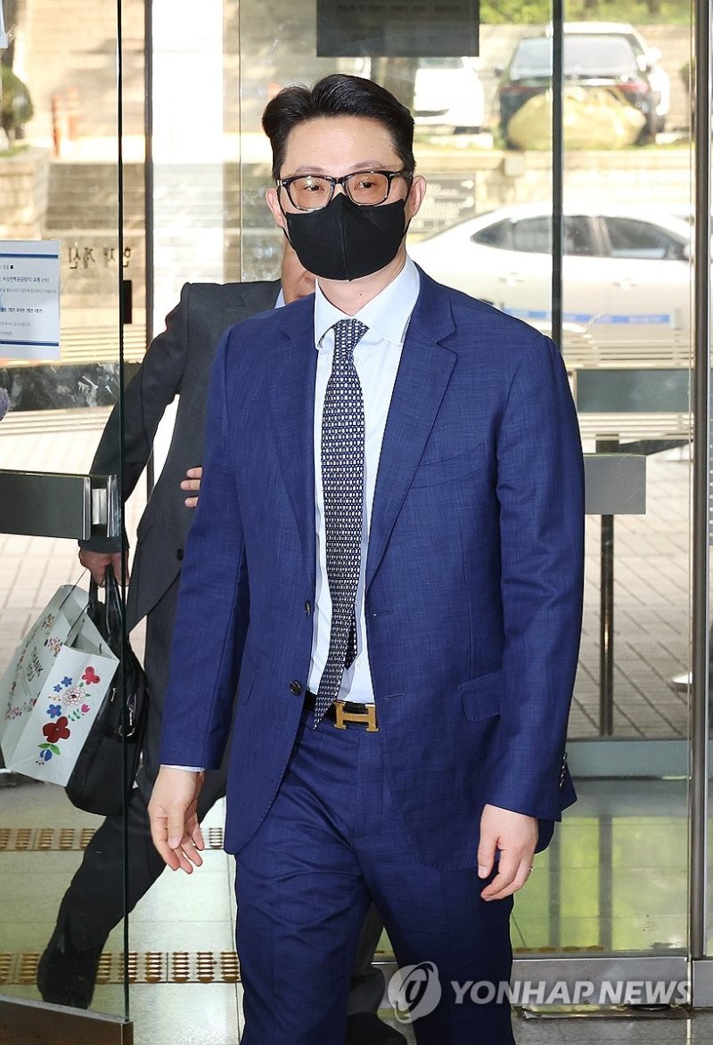 법원 출석하는 윤모 전 통일교 세계본부장 (출처=연합뉴스)